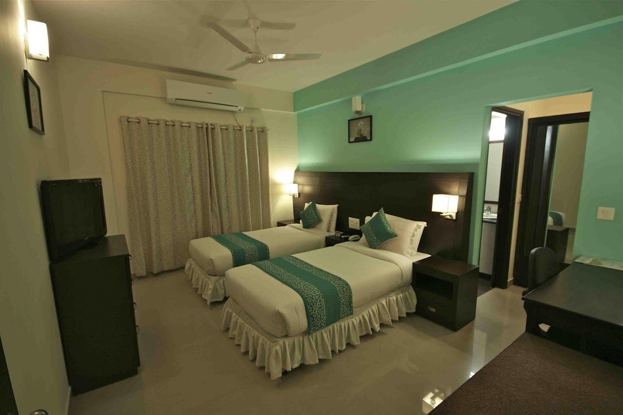 Treebo Trend Sterling Suites Inn Bangalore Exterior foto