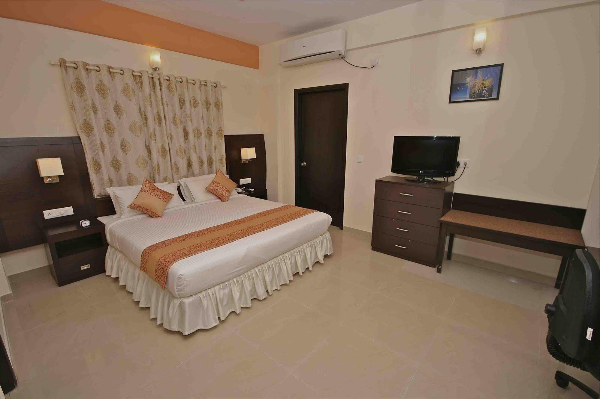 Treebo Trend Sterling Suites Inn Bangalore Exterior foto
